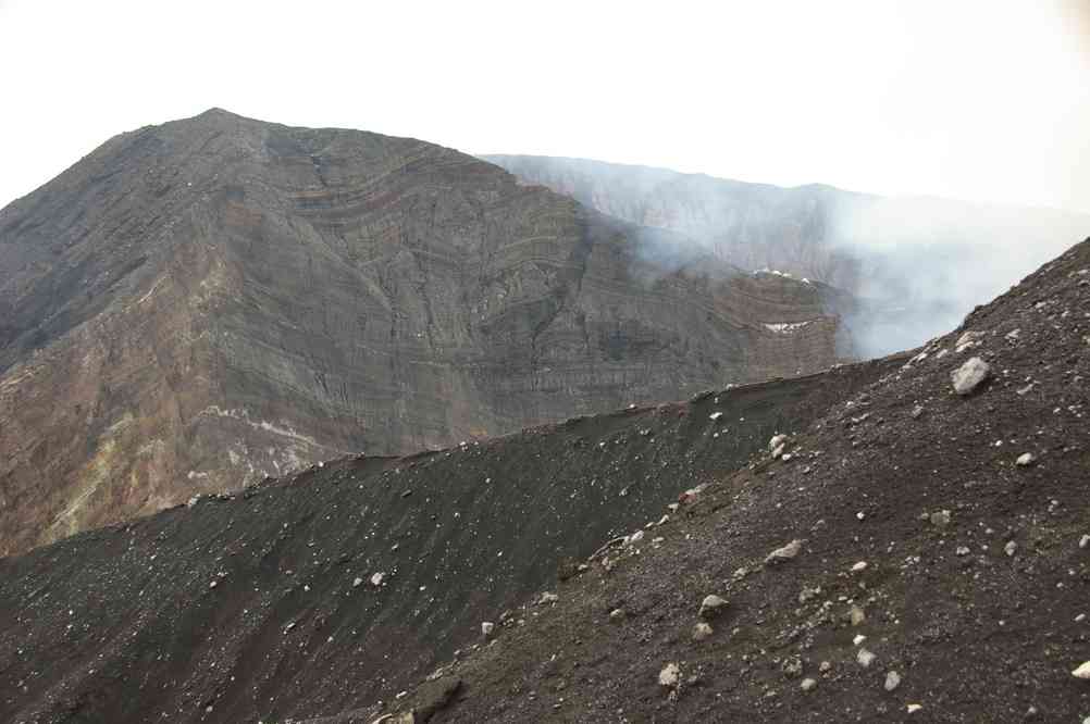 Le cratère du Niri Membelsu photographié pendant la montée au Marum, le 17 août 2011