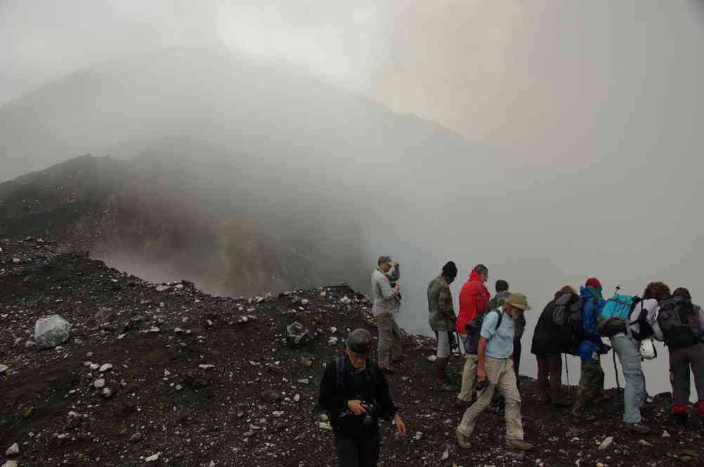 Au bord du cratère du Niri Membelsu, le 17 août 2011