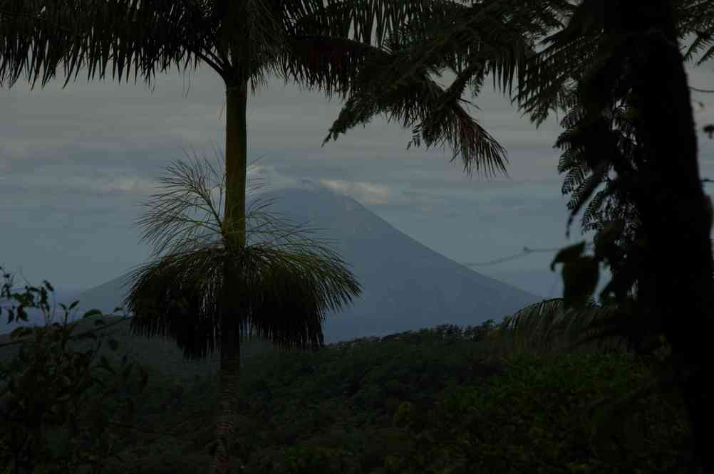Le volcan de Lopevi vu depuis Ambrym, le 18 août 2011
