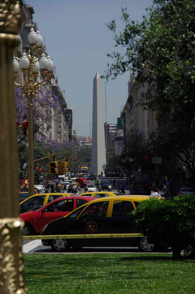 L’obélisque de Buenos Aires vu de la place de Mayo, le 6 novembre 2012