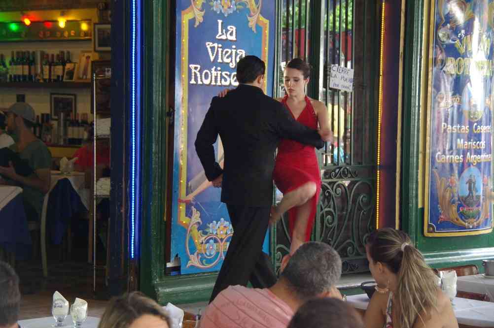 Danseurs de tango dans le Caminito à Buenos Aires, le 6 novembre 2012