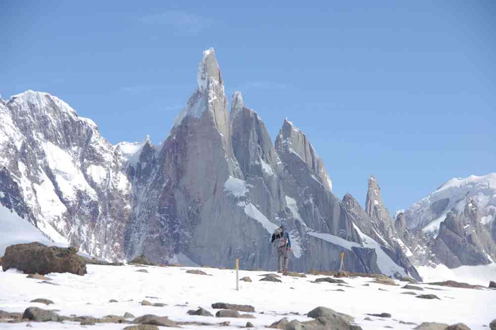 Le Cerro Torre (avec à droite les aiguilles Egger et Standhardt), le 11 novembre 2012
