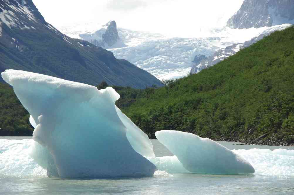 Iceberg sur le lac Dickson, le glacier du même nom en arrière-plan (15 novembre 2012)