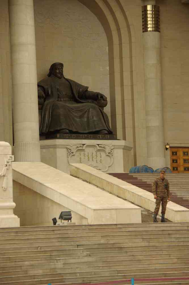 Statue de Gengis Khan devant le parlement Mongol, le 6 août 2013