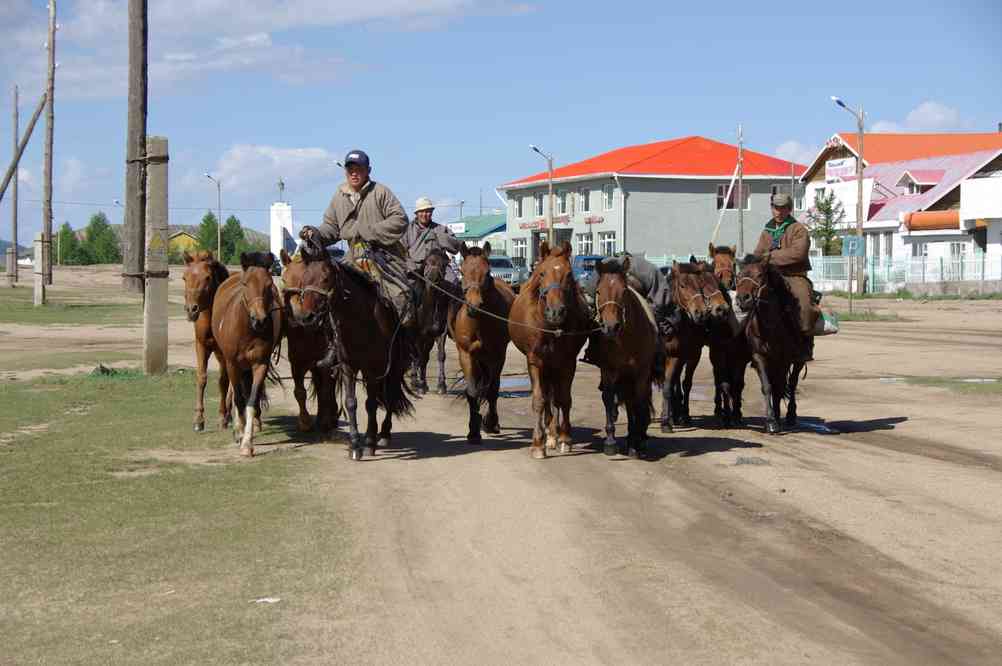 Nos cavaliers traversent la petite ville de Tariat (Тариат), le 19 août 2013