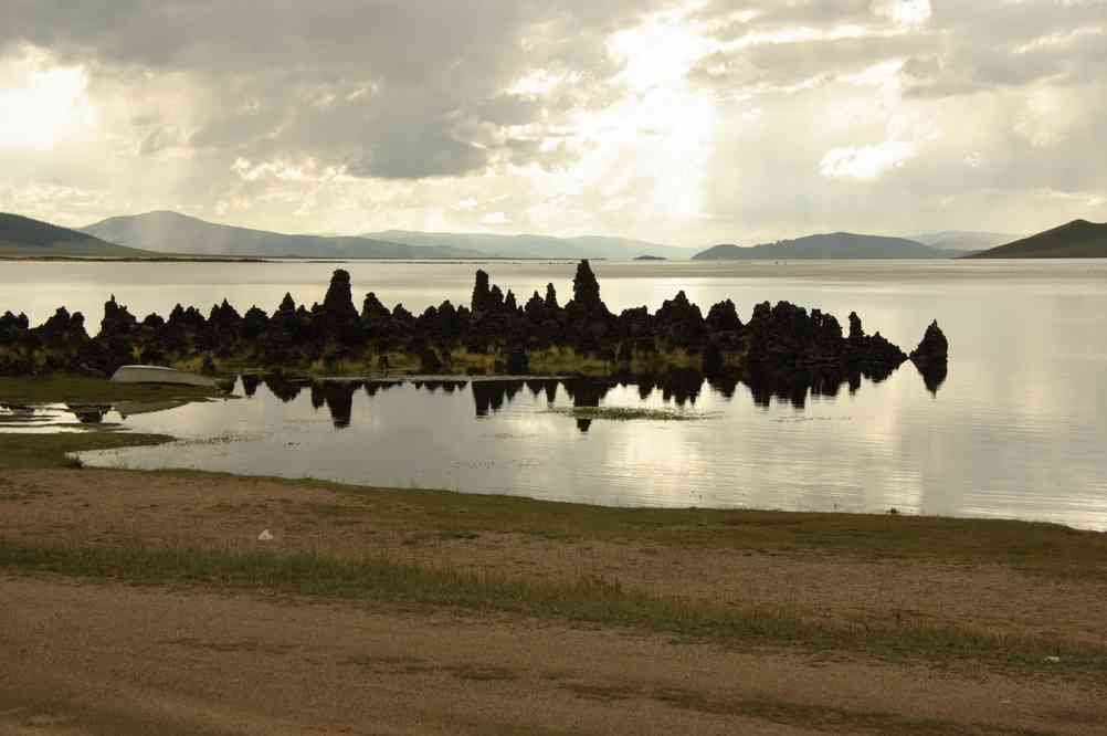 Cairns de basalte au bord du lac Terkhiin Tsagaan nuur (Тэрхийн Цагаан нуур), le 19 août 2013