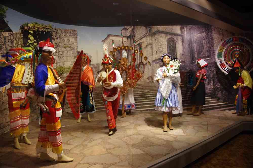 Musée national d’anthropologie. Salle d’ethnographie (fête en costumes traditionnels), le 17 janvier 2016