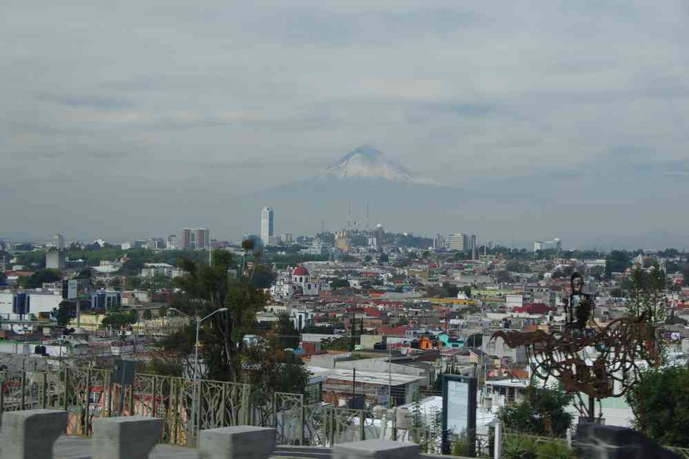 Puebla vue depuis la colline d’Acueyametepec, le 18 janvier 2016 ; en arrière-plan le Popocatépetl (5426 m)