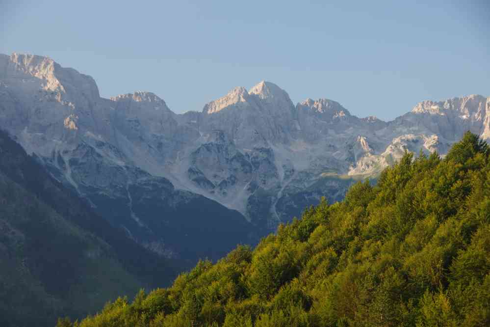 Départ pour une randonnée dans le massif de Valbonë, le 13 juillet 2016