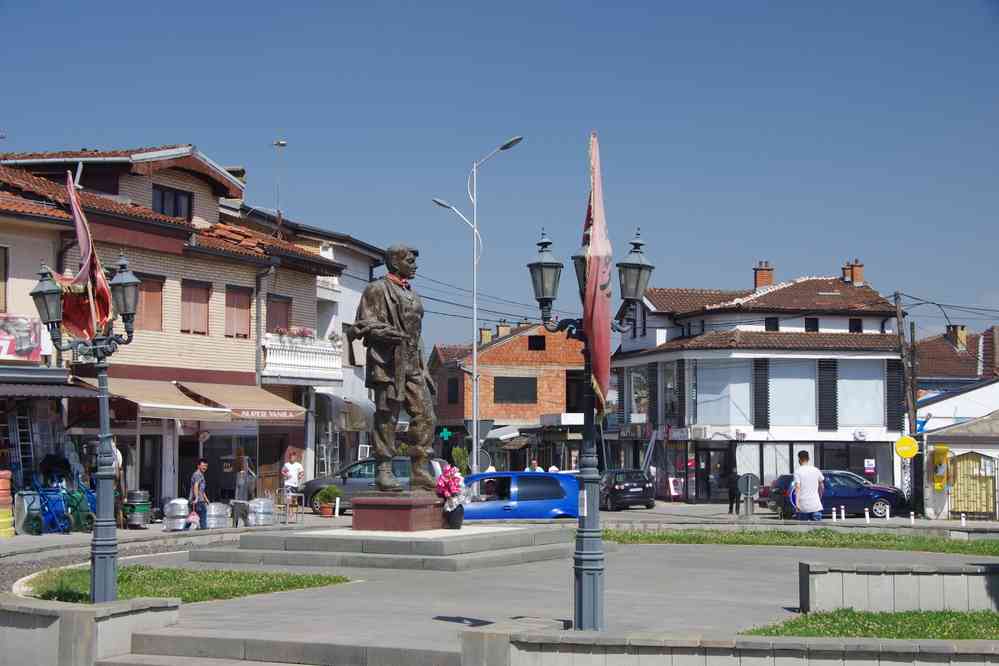 Gjakovë (Đakovica, Ђаковица), monument à la gloire des miliciens de l’UCK, le 14 juillet 2016