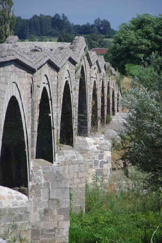 Pont d’époque ottomane (le pont des Tailleurs, XVe s.) près de Gjakovë (Đakovica, Ђаковица), le 14 juillet 2016