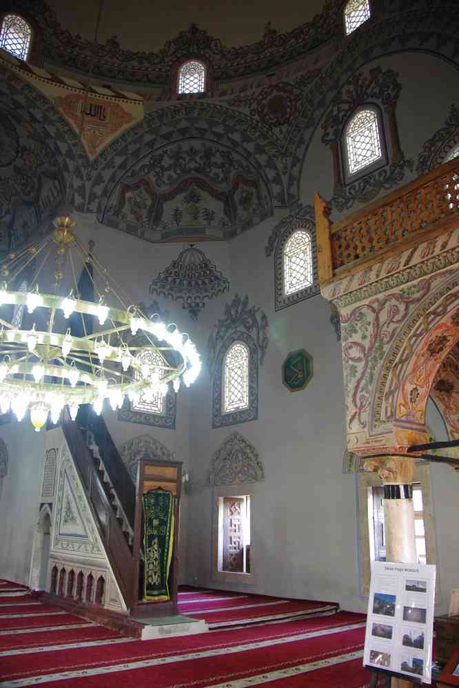 L’intérieur de la mosquée Sinan Pacha à Prizren, le 14 juillet 2016