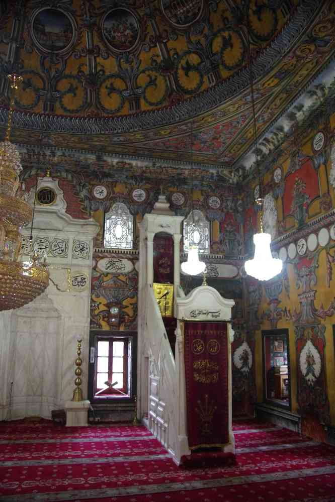 Intérieur (minbar) de la mosquée bariolée de Tetovo, le 15 juillet 2016