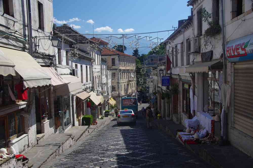 Balade dans la ville de Gjirokastër, le 20 juillet 2016
