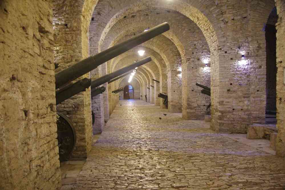 Gjirokastër, la galerie voûtée de la citadelle, le 20 juillet 2016