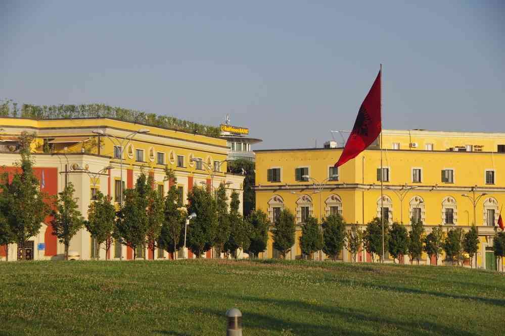 Tirana : bâtiments d’époque mussolinienne, le 23 juillet 2016
