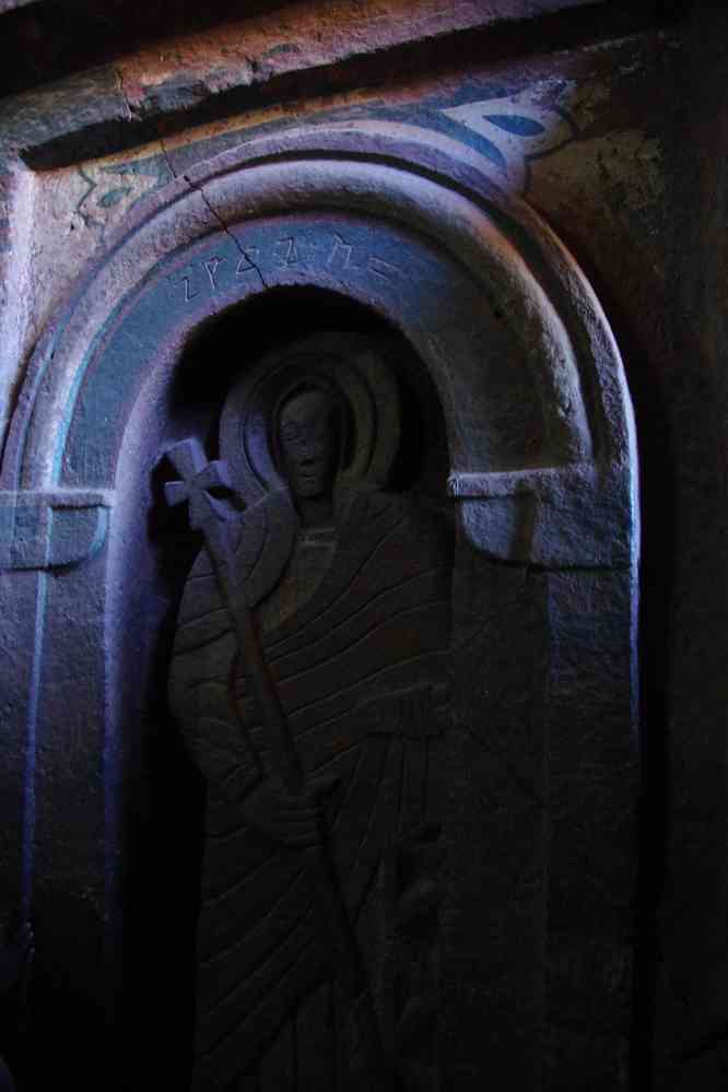 Lalibela (ላሊበላ), bas-relief dans l’église de Bieta Golgotha-Sélassié (ቤተ ጎልጎታና ሥላሴ የጸሎት ቤት), le 9 janvier 2017