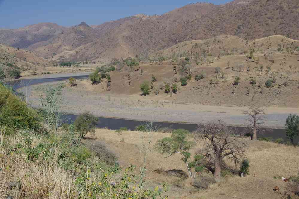 Franchissement de la rivière Tekezé (ተከዜ) (le principal affluent de la rivière d’Atbara se jetant dans le Nil dans la ville éponyme au Soudan et dont c’est le dernier affluent). Le point le plus bas du circuit à 800 m (16 janvier 2017)