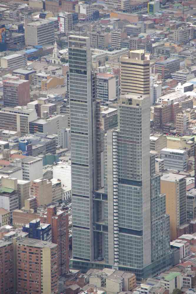 Bogotá, vue depuis la colline de Monserrate, le 23 janvier 2018 (Tour BD Bacatá en construction ; la plus haute de Colombie (260 m))