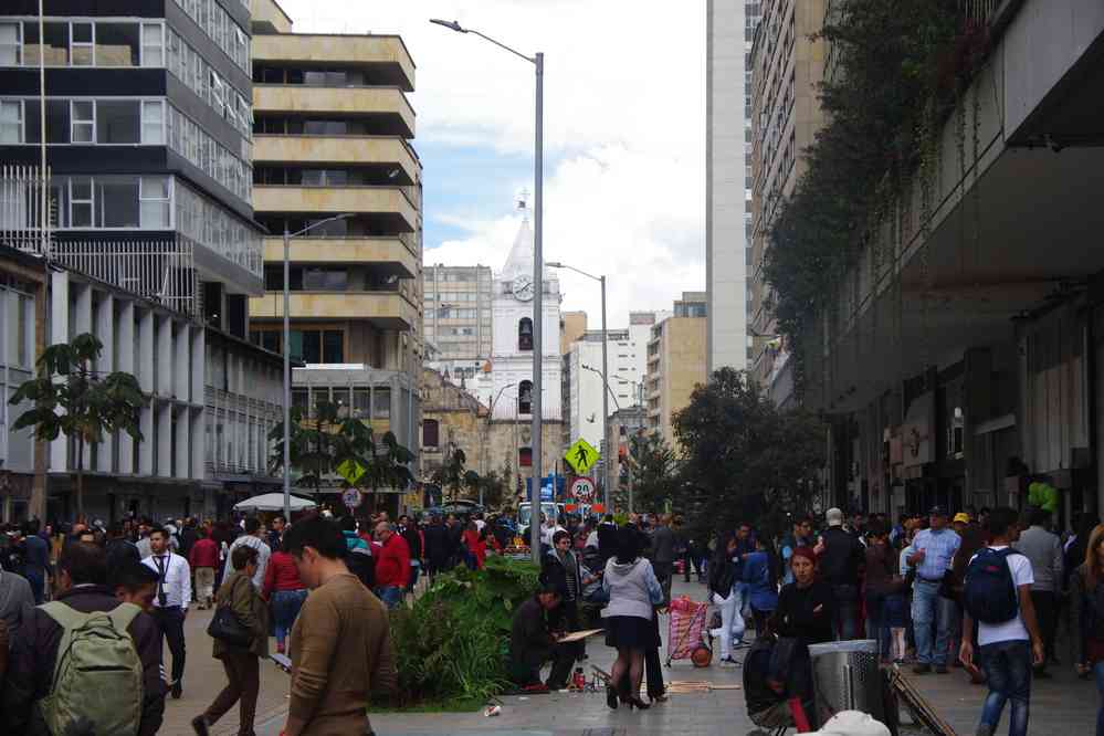 Bogotá, la rue commerçante Carrera 7, beaucoup plus animée que tout à l’heure, le 23 janvier 2018