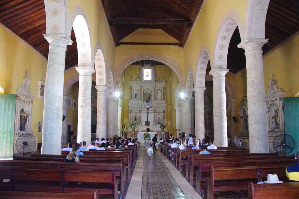 Carthagène-des-Indes, intérieur de l’église de la Sainte-Trinité (Santísima Trinidad) (quartier Gethsémani). Avant une cérémonie de mariage, le 3 février 2018