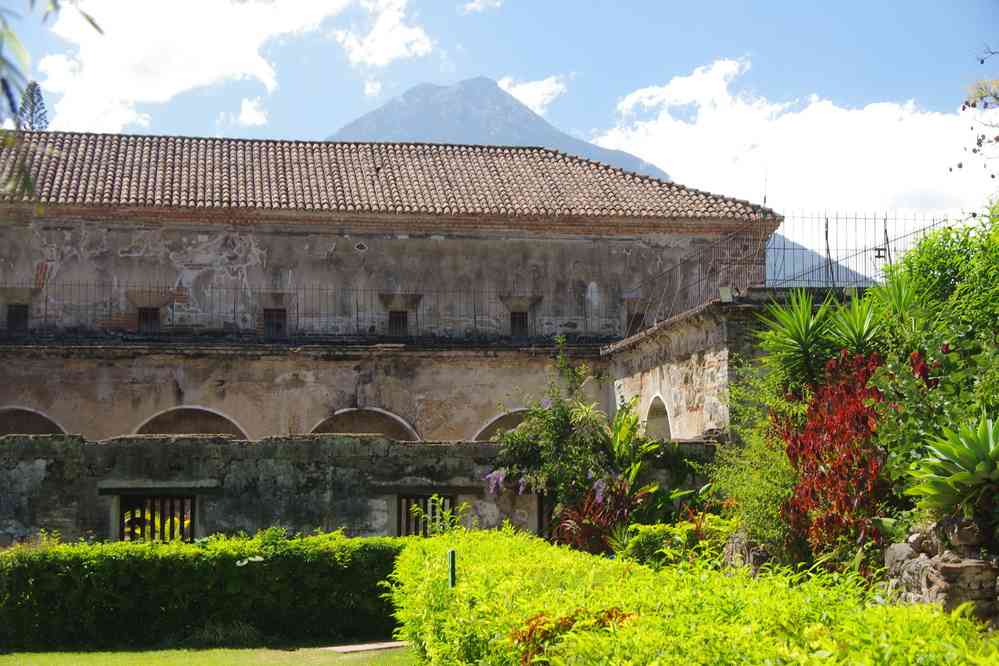 Antigua : couvent des Capucins, le 10 février 2020 (vue sur le Volcan de Agua)