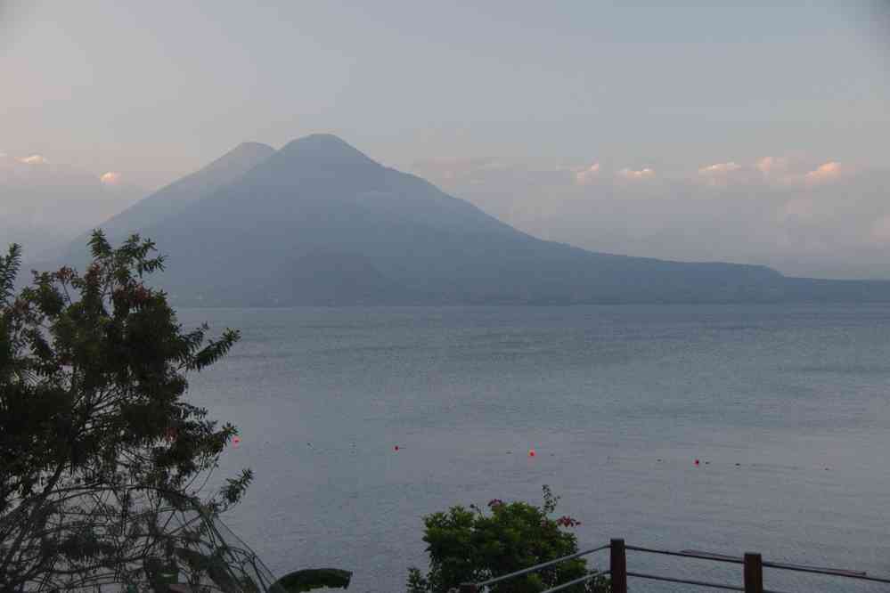 Le lac Atitlán vu depuis Panajachel, le 12 février 2020