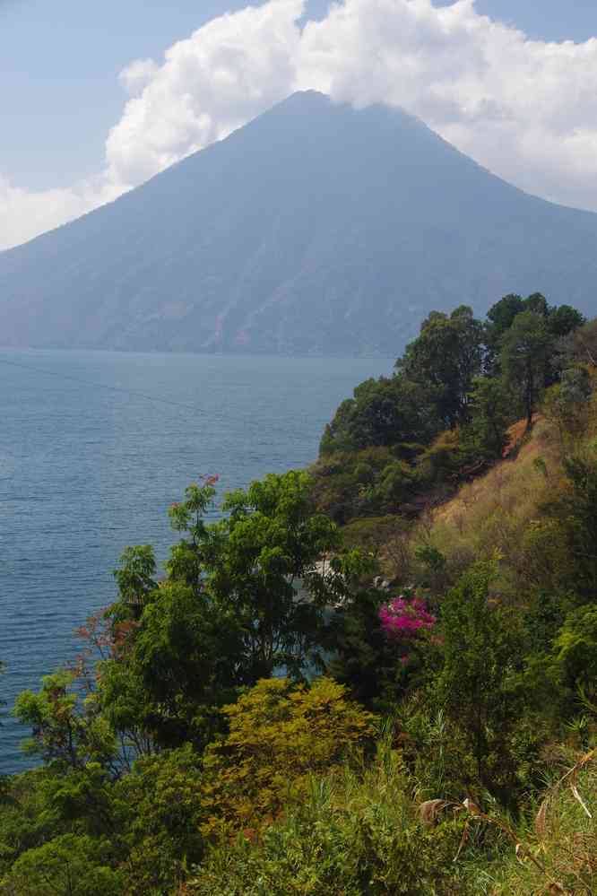Randonnée sur les rives du lac Atitlán, le 12 février 2020 (Vue sur le volcan San Pedro)
