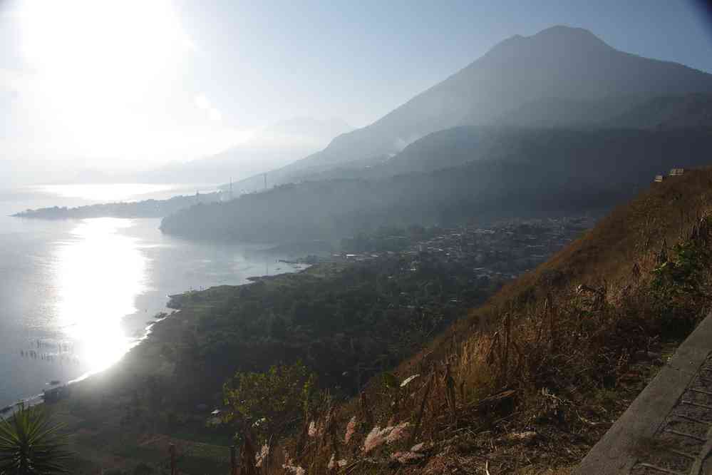 Le lac Atitlán vu depuis un calvaire au-dessus de San Juan, le 13 février 2020