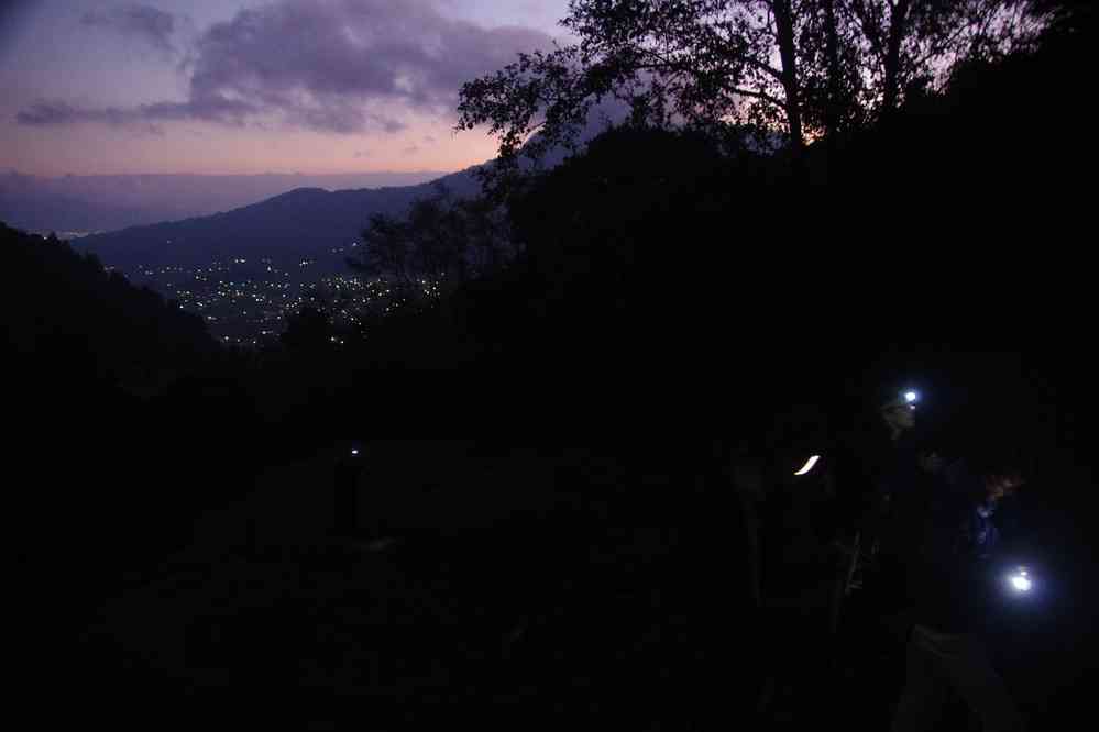 Montée à la frontale en direction du volcan Santiaguito, le 14 février 2020
