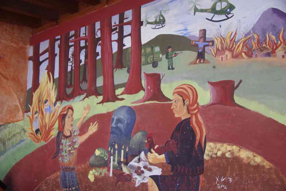 Fresque naïve évoquant la ville de Chichicastenango, et la guerre civile des années 1980, le 16 février 2020