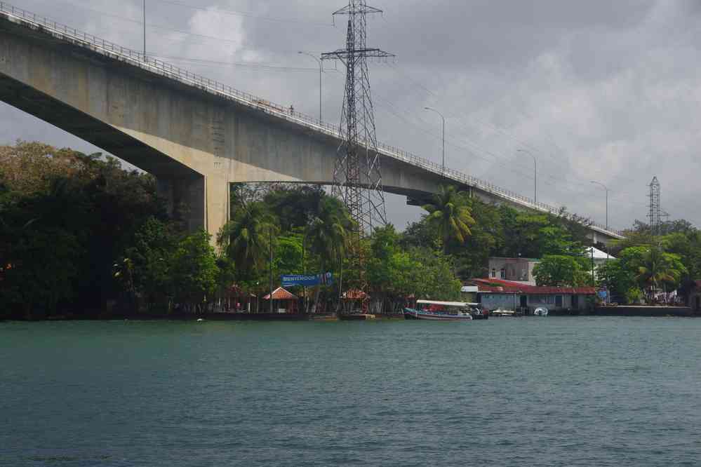 Retour à Rio Dulce, passage sous le pont routier, le 20 février 2020