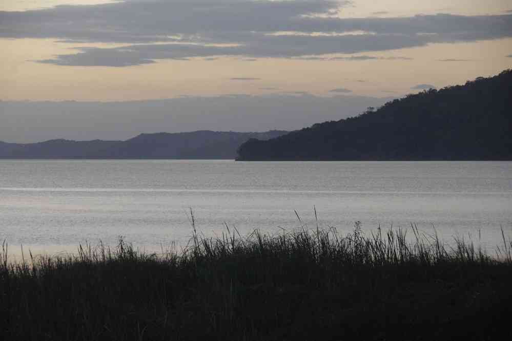 Le lac Petén Itzá au crépuscule, le 20 février 2020