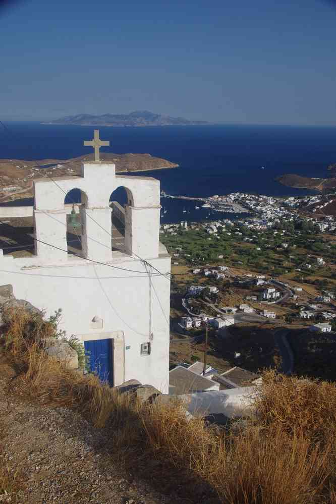 Sériphe (Ν. Σέριφος), vue depuis Chora (χώρα), le 29 juin 2021 (En arrière-plan Siphnos (Ν. Σίφνος))