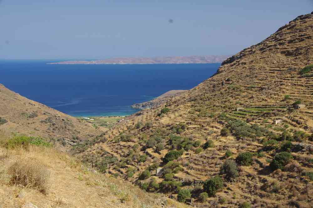 Sériphe (Ν. Σέριφος), descente vers la plage de Sykamia (Π. Συκαμιά). Depuis le village de Panagia (παναγία). En arrière-plan l’île de Kýthnos (Ν. Κύθνος), le 30 juin 2021