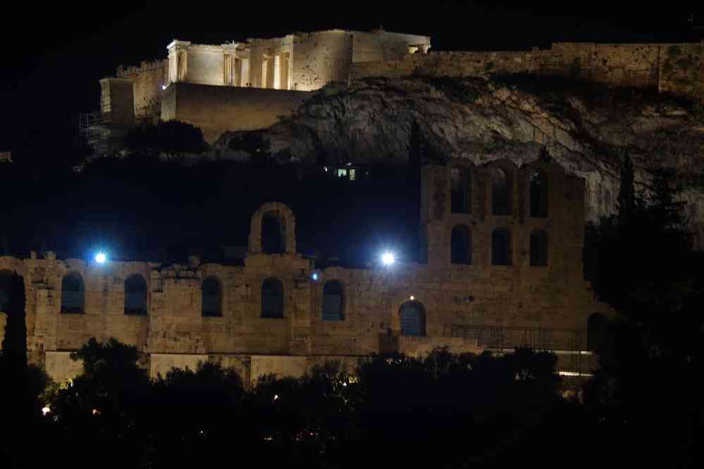 L’Acropole et l’odéon d’Hérode photographiés de nuit depuis la terrasse de notre hôtel, le 2 juillet 2021