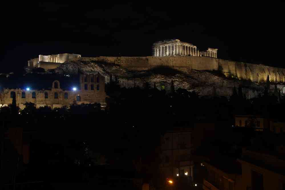 L’Acropole et l’odéon d’Hérode Atticus photographiés de nuit depuis la terrasse de notre hôtel, le 2 juillet 2021
