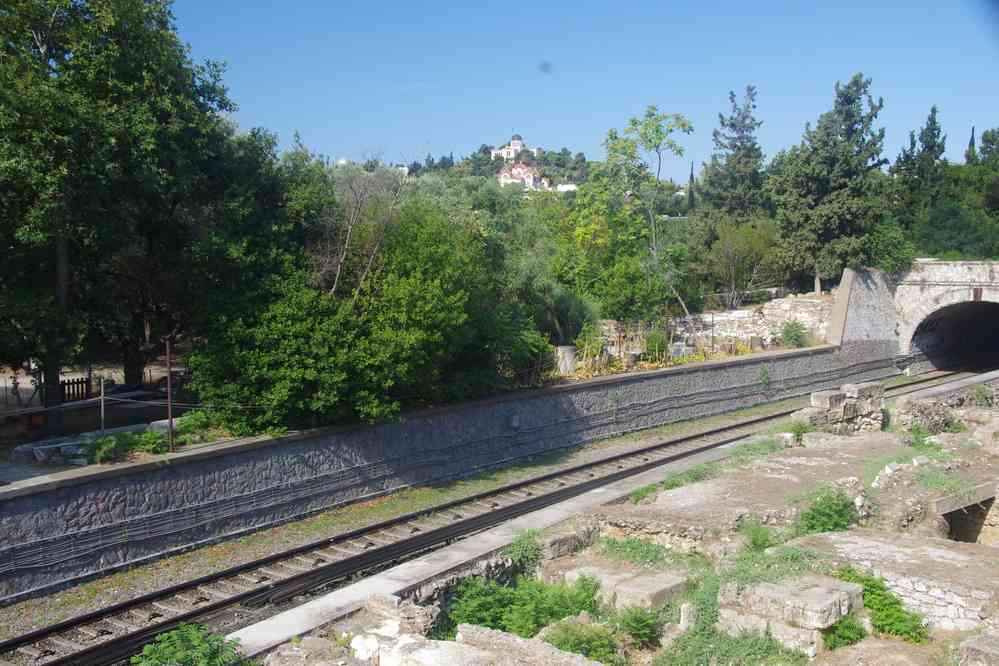 Chemin de fer du Pirée (Πειραιάς), à proximité de l’agora antique d’Athènes (Αθήνα), le 3 juillet 2021