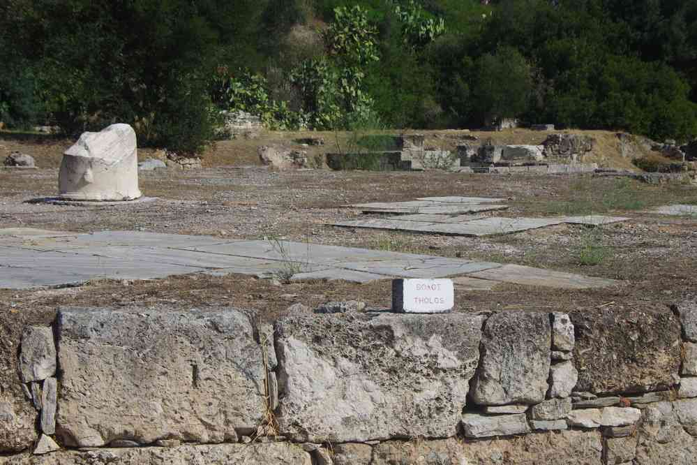 Agora antique d’Athènes (Αθήνα). La Tholos comme à Delphes (Δελφοί), le 3 juillet 2021