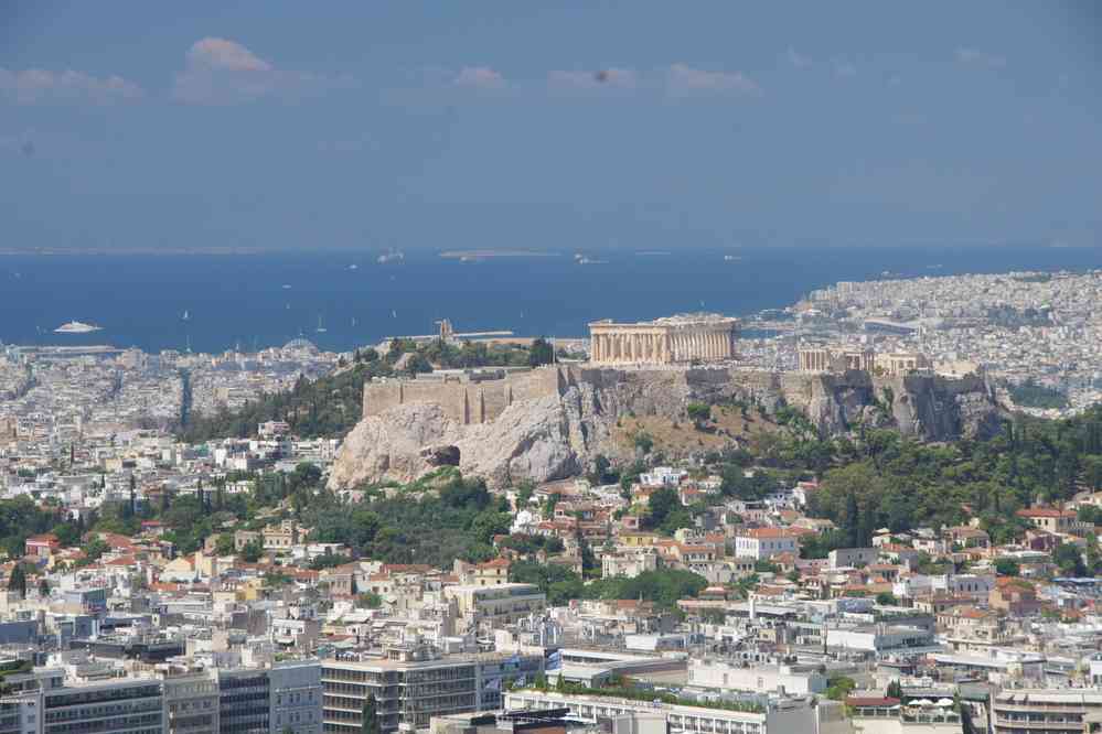 L’Acropole d’Athènes et le golfe Saronique vus des pentes du Lycabette (Λυκαβηττός), le 3 juillet 2021