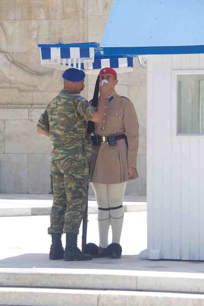 Place Syntagma (Σύνταγμα), les Evzones devant le Parlement, le 3 juillet 2021