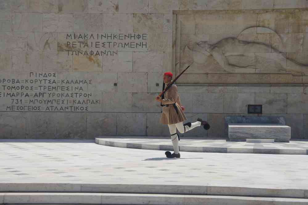Place Syntagma (Σύνταγμα), les Evzones devant le Parlement. Relève de la garde, le 3 juillet 2021