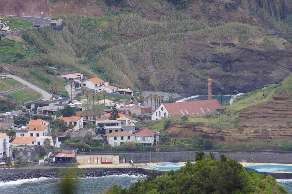 En direction de Porto da Cruz. Vue sur la distillerie, le 3 mai 2022