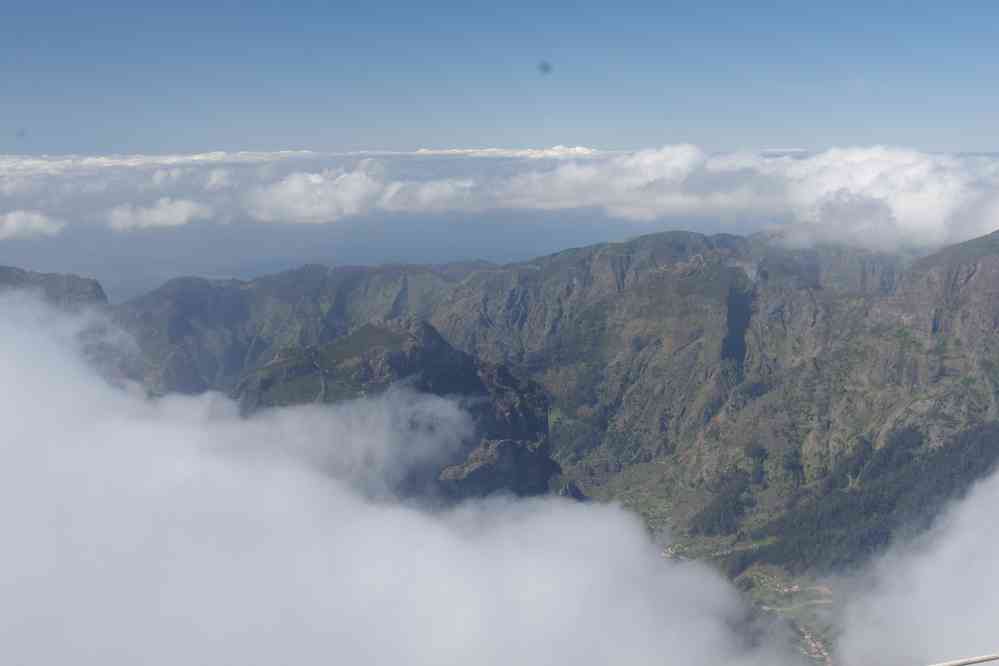 Du sommet du pico Ruivo (1862 m), le 5 mai 2022. Vue sur Curral das Freiras