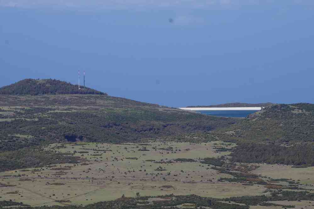 Depuis le pico Ruivo do Paul. Plateau de Paul da Serra et barrage hydroélectrique, le 11 mai 2022