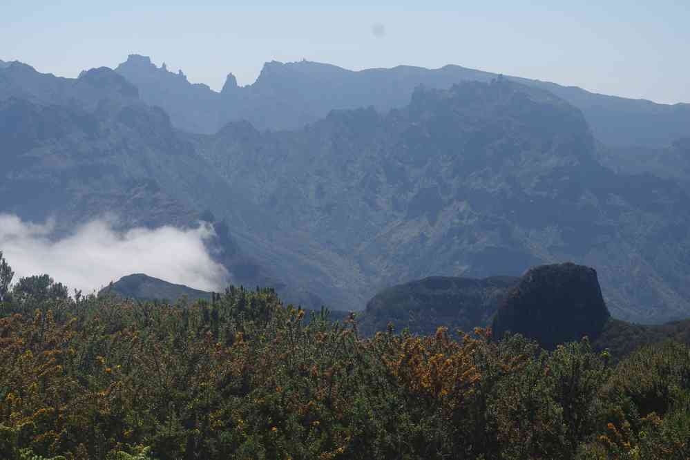 Vue depuis le pico Bica da Cána. Au fond le pico do Arieiro, le 11 mai 2022