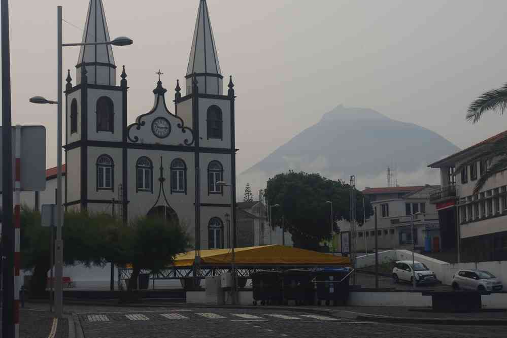 Église de Madalena et volcan Pico. Igreja de Santa Maria Madalena, le 25 juin 2023