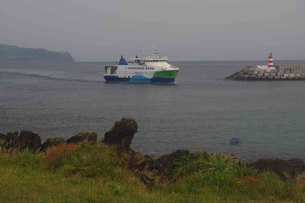 Entrée d’un navire transbordeur dans le port de Pico, le 25 juin 2023