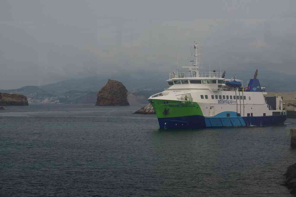 Entrée d’un navire transbordeur dans le port de Pico, le 25 juin 2023