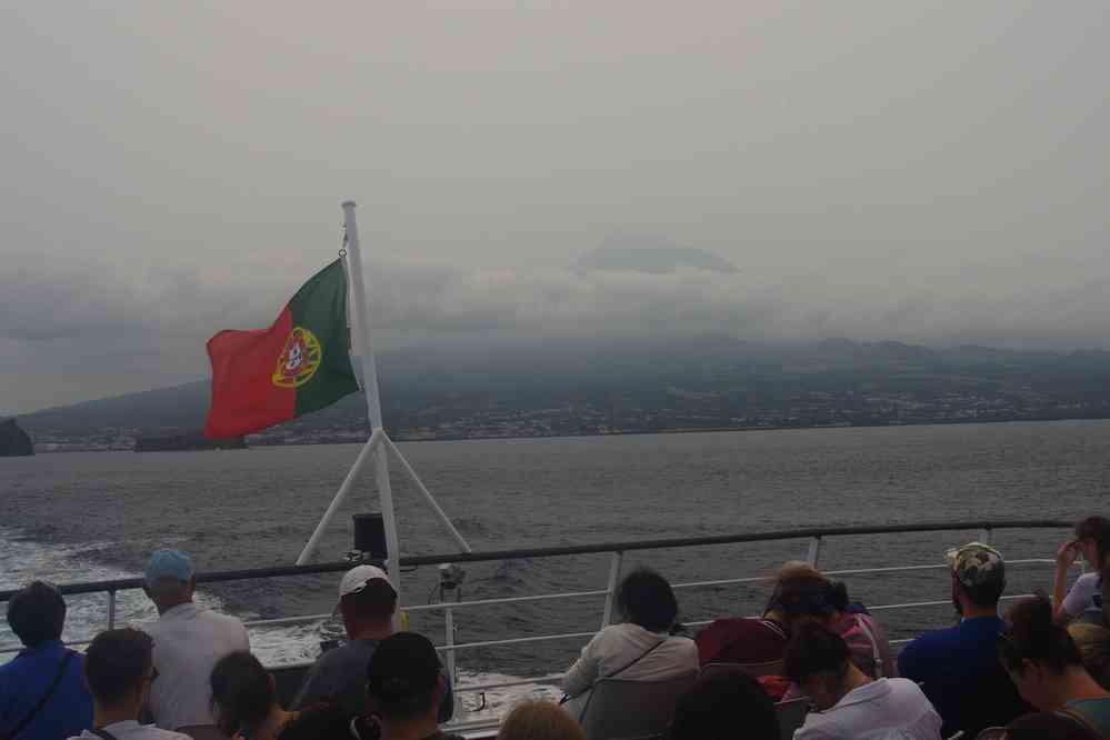 Traversée entre les îles de Pico et de Faial. Au fond le volcan Pico, le 25 juin 2023